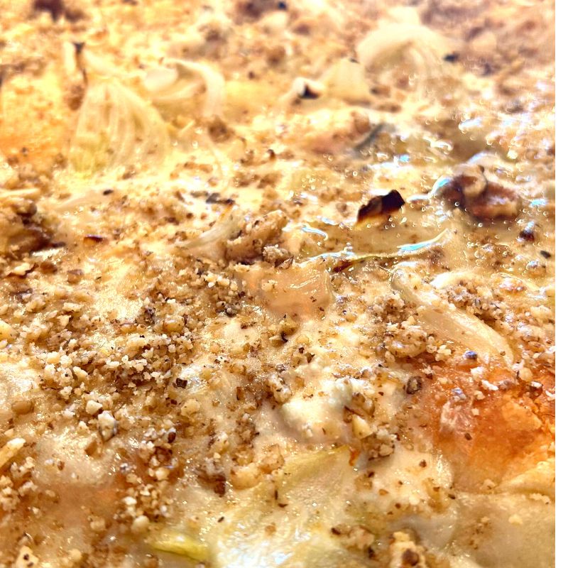 Focaccia con cipolle gorgonzola e noci