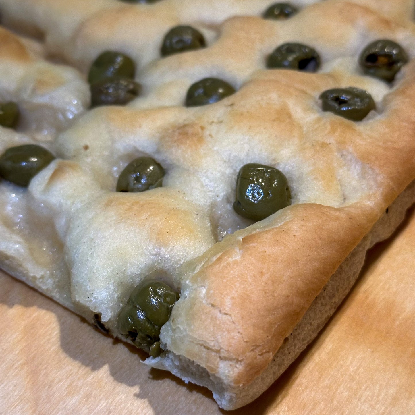 Focaccia ligure all'Olio Extravergine d'Oliva e Olive Verdi