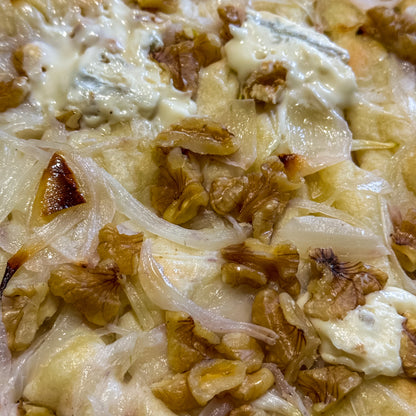 Focaccia con cipolle gorgonzola e noci