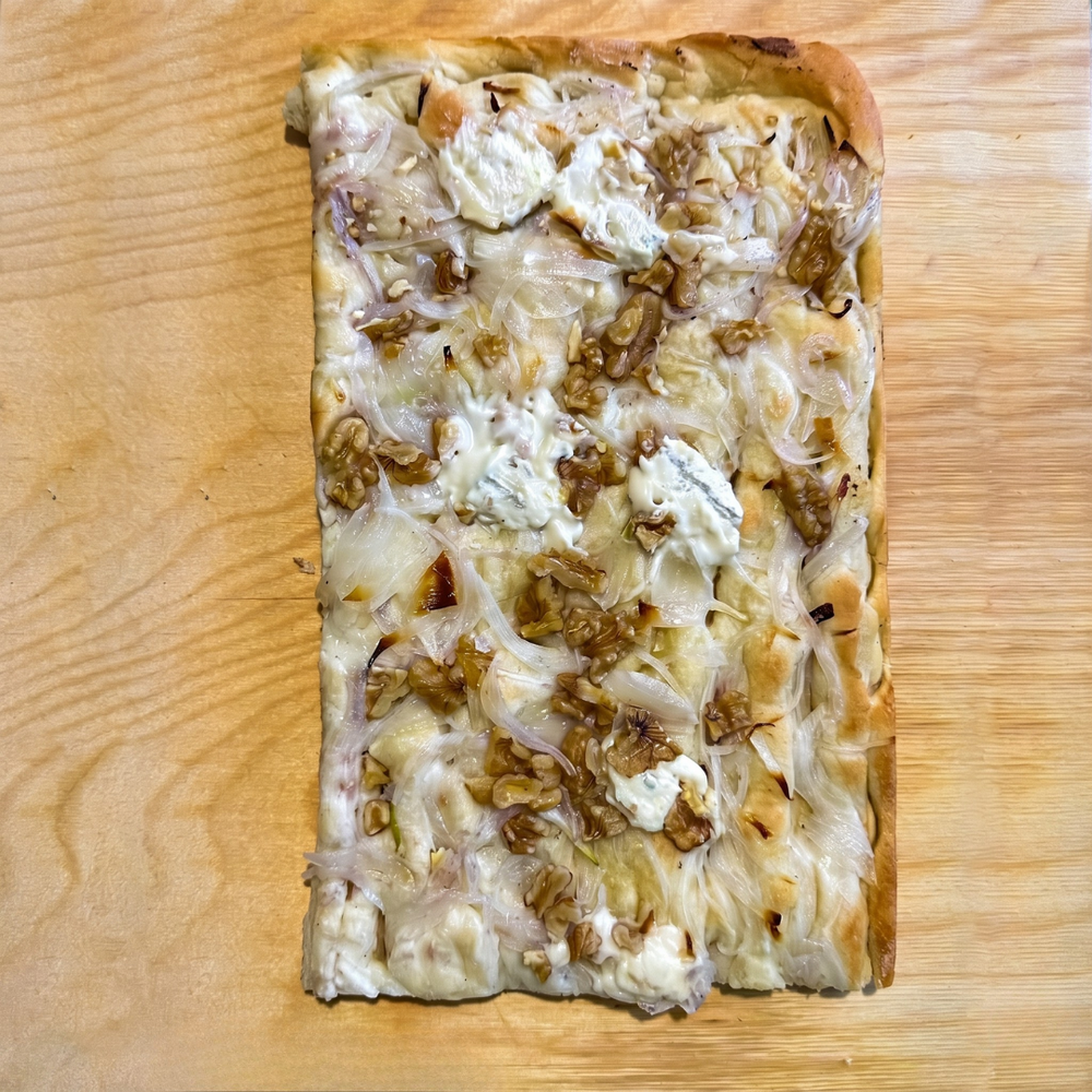 Focaccia con cipolle gorgonzola e noci