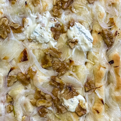 Focaccia con cipolle gorgonzola e noci