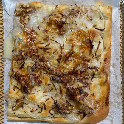 Focaccia con cipolle gorgonzola e noci