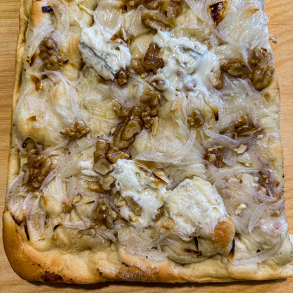 Focaccia con cipolle gorgonzola e noci