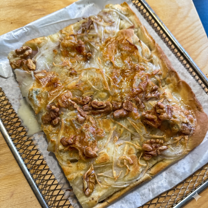 Focaccia con cipolle gorgonzola e noci