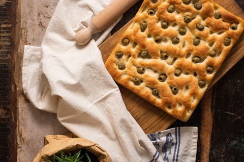Focaccia ligure all'olio extravergine d'oliva e olive verdi