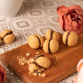 Baci di dama al cioccolato alla nocciola