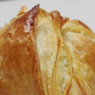 Fagottino di pasta sfoglia con mele e marmellata di albicocca e cannella